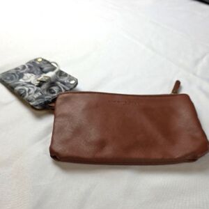 Adrienne Vittadini Women's Phone Charging Wristlet Purse Caramel Brown 8x5 EUC